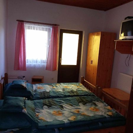 PoroszlóZsuzsa Apartmanアパートメント エクステリア 写真