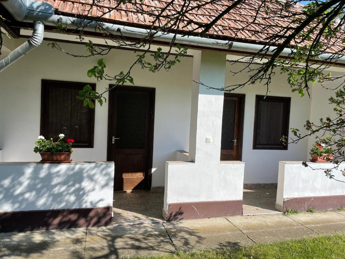 PoroszlóZsuzsa Apartmanアパートメント エクステリア 写真